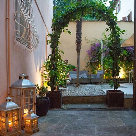 B&B Residenza Di Via Fontana Lucca Exteriör bild