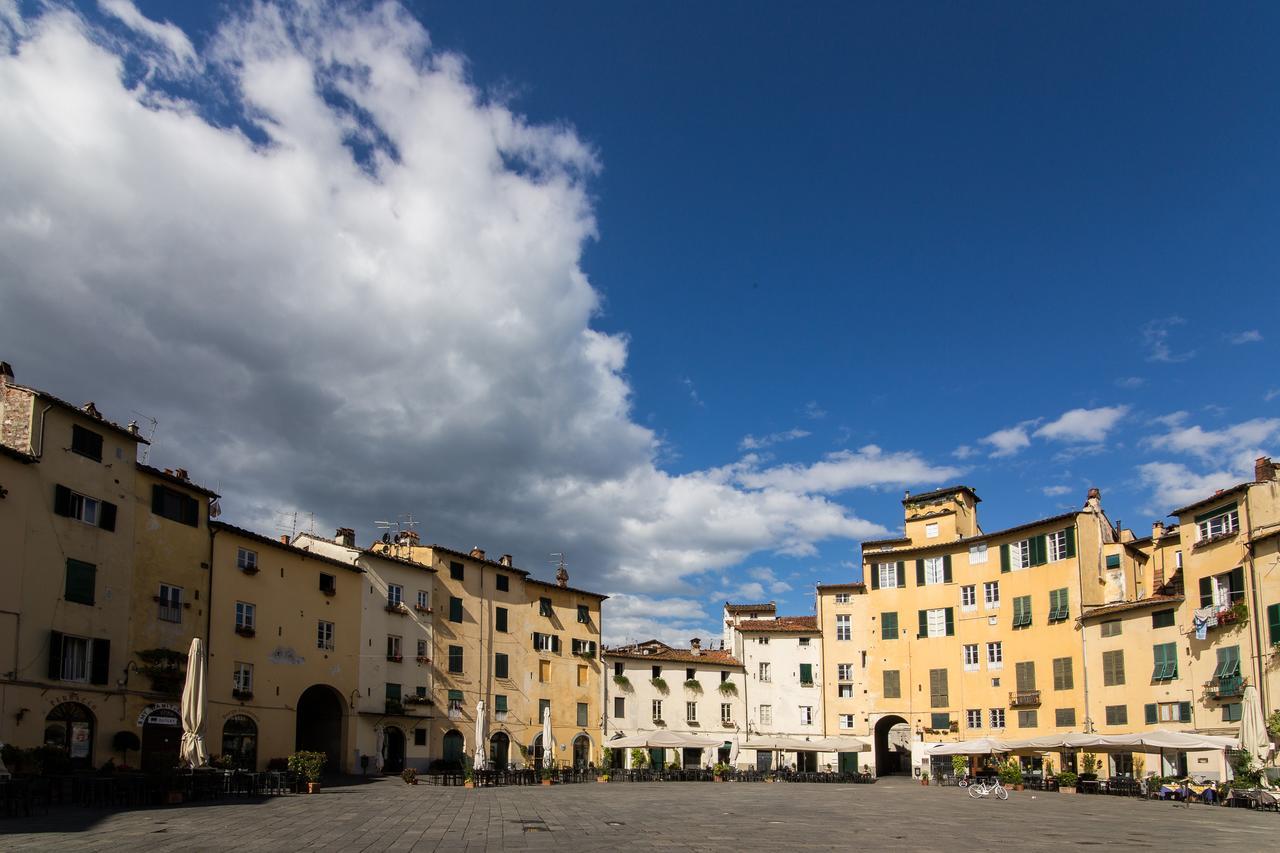 B&B Residenza Di Via Fontana Lucca Exteriör bild